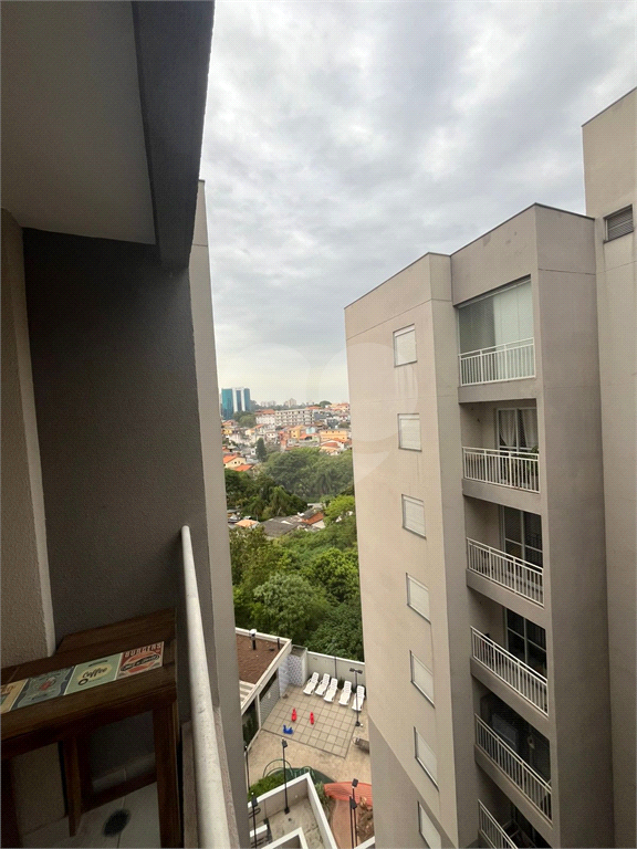 Apartamento a venda com dois dormitórios, varanda e vaga de garagem em Taboão da Serra.