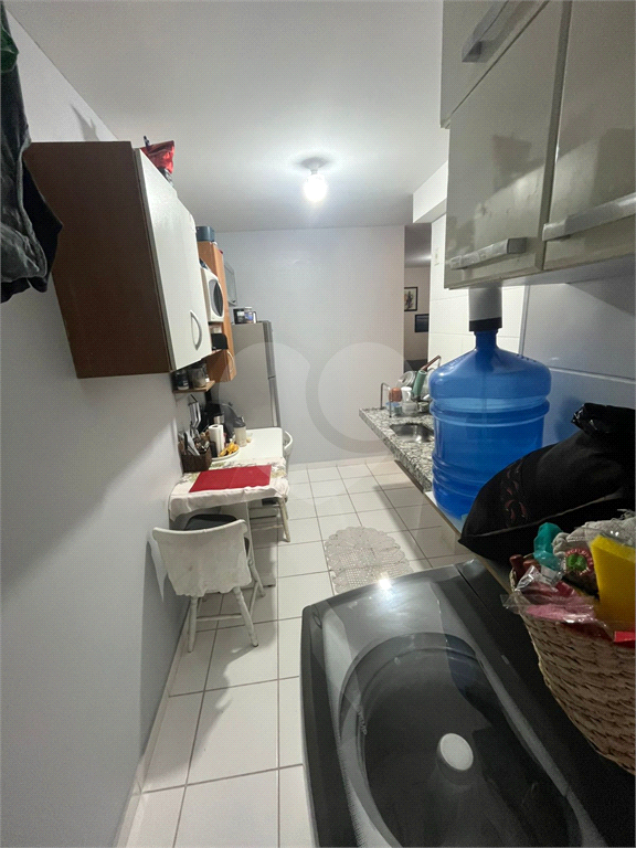 Apartamento a venda com dois dormitórios, varanda e vaga de garagem em Taboão da Serra.