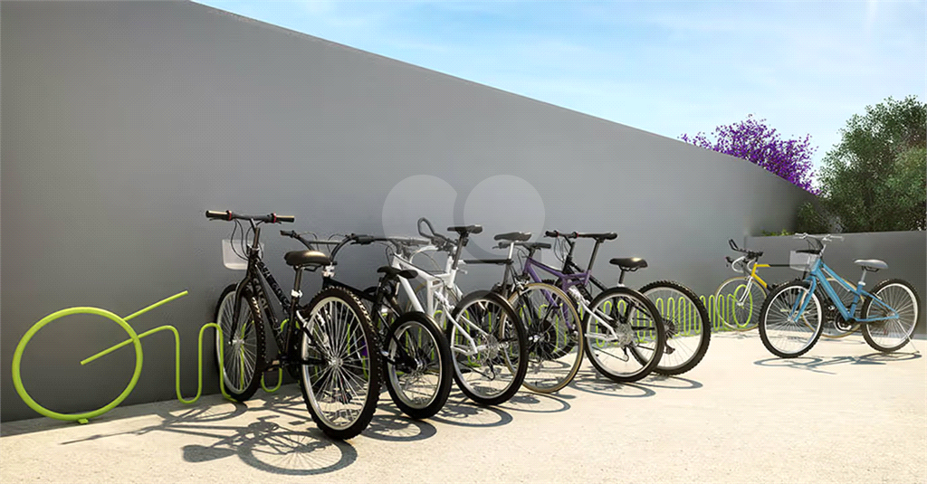 Apartamento a venda com dois dormitórios, varanda e vaga de garagem em Taboão da Serra.