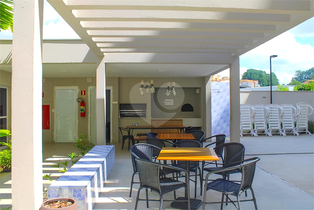 Apartamento a venda com dois dormitórios, varanda e vaga de garagem em Taboão da Serra.