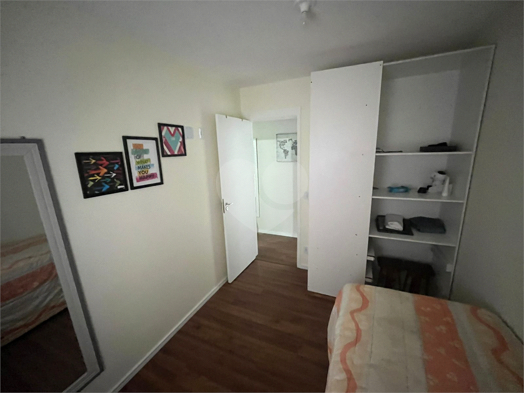 Apartamento a venda com dois dormitórios, varanda e vaga de garagem em Taboão da Serra.