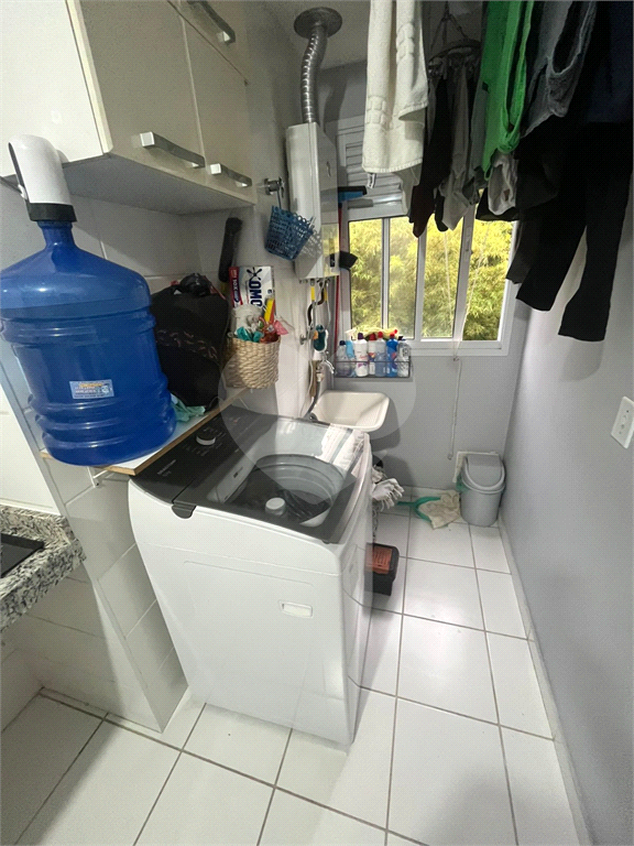 Apartamento a venda com dois dormitórios, varanda e vaga de garagem em Taboão da Serra.