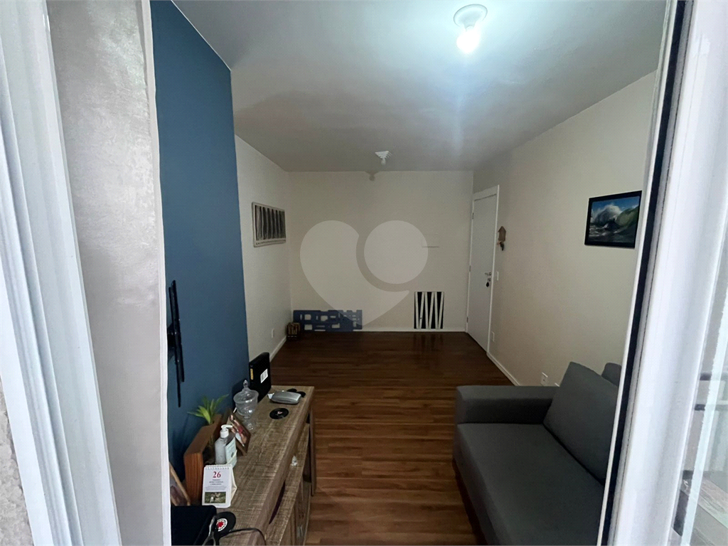 Apartamento a venda com dois dormitórios, varanda e vaga de garagem em Taboão da Serra.