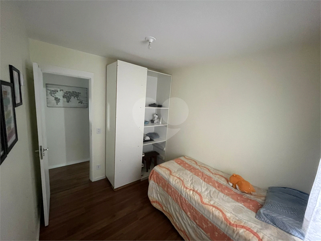 Apartamento a venda com dois dormitórios, varanda e vaga de garagem em Taboão da Serra.