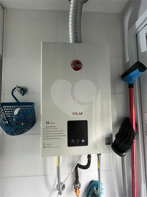 Apartamento a venda com dois dormitórios, varanda e vaga de garagem em Taboão da Serra.