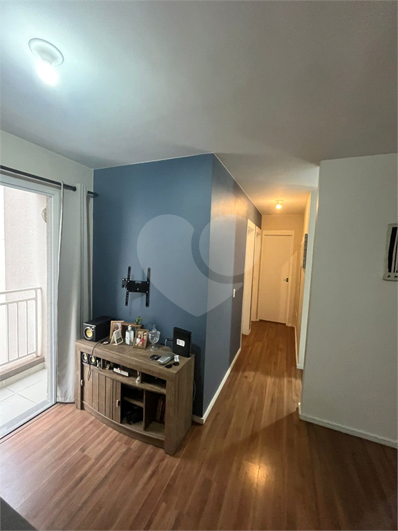 Apartamento a venda com dois dormitórios, varanda e vaga de garagem em Taboão da Serra.