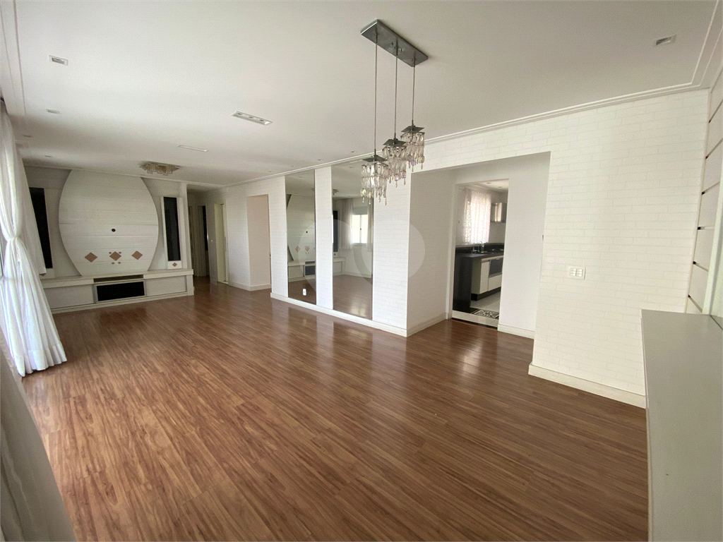 Apartamento para locação com 3 quartos e 2 vagas