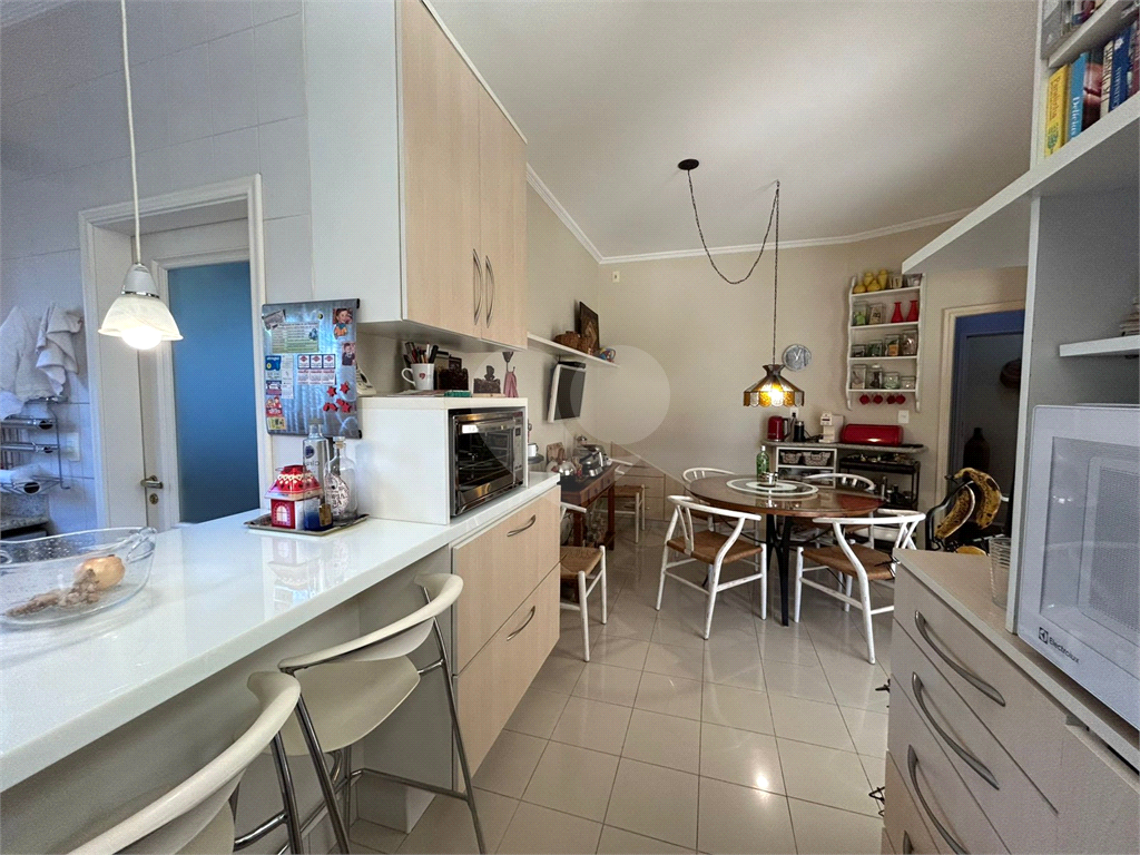 CASA DE ALTO PADRÃO À VENDA – CONDOMÍNIO RESERVA COLONIAL, VALINHOS/SP
Residência Exclusiva com 521 m² de Construção em Terreno de 686 m²
4 suítes | 7 banheiros | Piscina | Sauna | Área gourmet | Clube completo