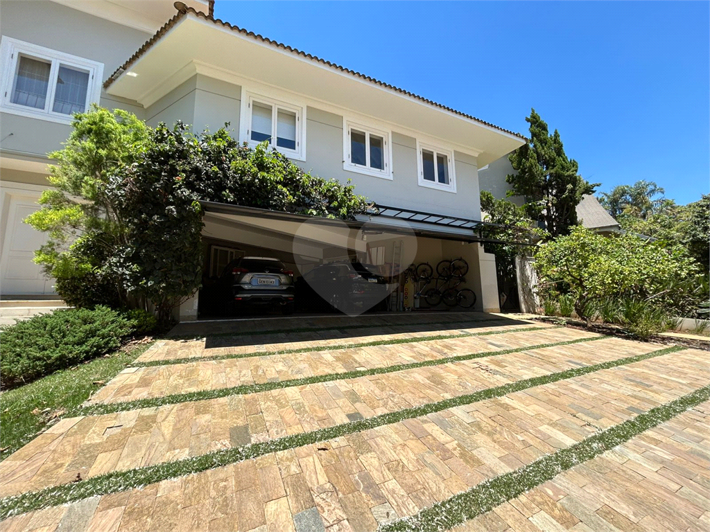 CASA DE ALTO PADRÃO À VENDA – CONDOMÍNIO RESERVA COLONIAL, VALINHOS/SP
Residência Exclusiva com 521 m² de Construção em Terreno de 686 m²
4 suítes | 7 banheiros | Piscina | Sauna | Área gourmet | Clube completo