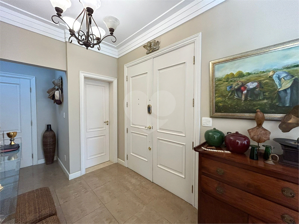 CASA DE ALTO PADRÃO À VENDA – CONDOMÍNIO RESERVA COLONIAL, VALINHOS/SP
Residência Exclusiva com 521 m² de Construção em Terreno de 686 m²
4 suítes | 7 banheiros | Piscina | Sauna | Área gourmet | Clube completo