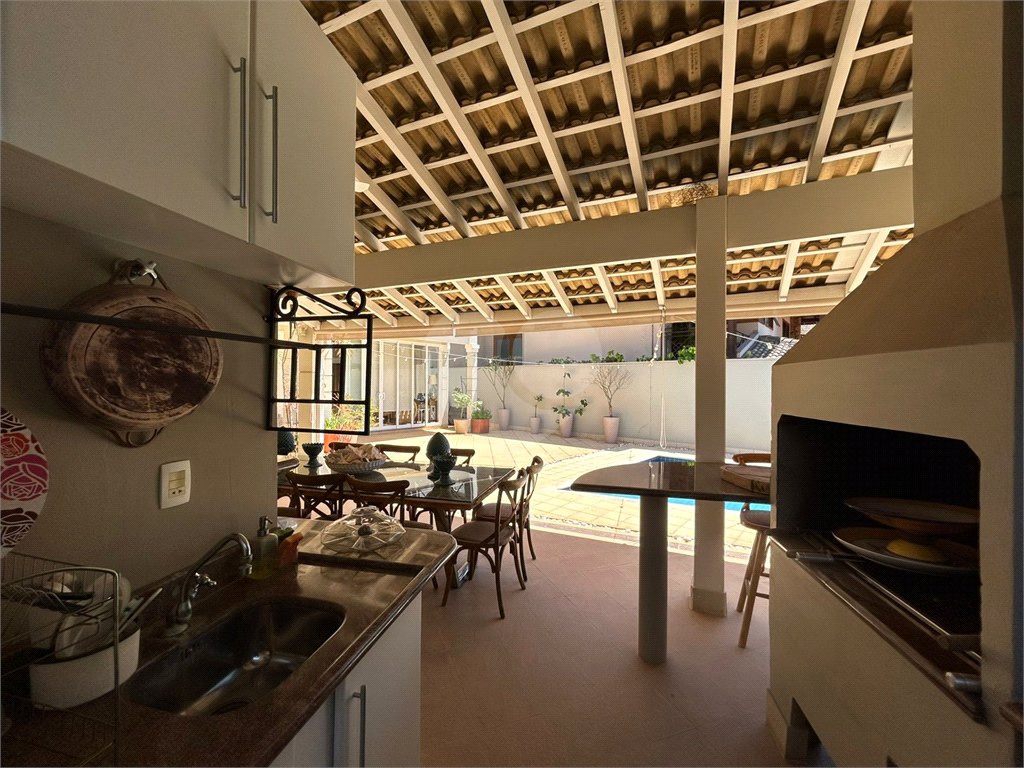 CASA DE ALTO PADRÃO À VENDA – CONDOMÍNIO RESERVA COLONIAL, VALINHOS/SP
Residência Exclusiva com 521 m² de Construção em Terreno de 686 m²
4 suítes | 7 banheiros | Piscina | Sauna | Área gourmet | Clube completo