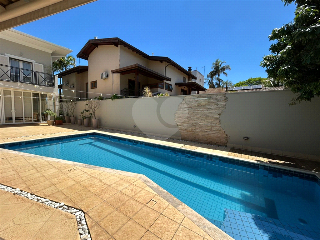 CASA DE ALTO PADRÃO À VENDA – CONDOMÍNIO RESERVA COLONIAL, VALINHOS/SP
Residência Exclusiva com 521 m² de Construção em Terreno de 686 m²
4 suítes | 7 banheiros | Piscina | Sauna | Área gourmet | Clube completo