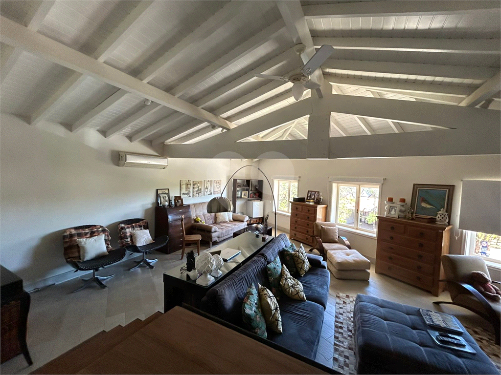 CASA DE ALTO PADRÃO À VENDA – CONDOMÍNIO RESERVA COLONIAL, VALINHOS/SP
Residência Exclusiva com 521 m² de Construção em Terreno de 686 m²
4 suítes | 7 banheiros | Piscina | Sauna | Área gourmet | Clube completo