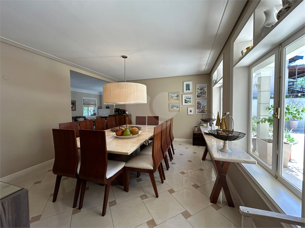 CASA DE ALTO PADRÃO À VENDA – CONDOMÍNIO RESERVA COLONIAL, VALINHOS/SP
Residência Exclusiva com 521 m² de Construção em Terreno de 686 m²
4 suítes | 7 banheiros | Piscina | Sauna | Área gourmet | Clube completo