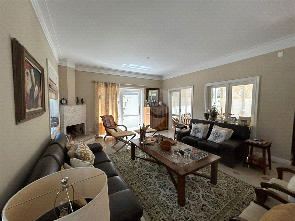 CASA DE ALTO PADRÃO À VENDA – CONDOMÍNIO RESERVA COLONIAL, VALINHOS/SP
Residência Exclusiva com 521 m² de Construção em Terreno de 686 m²
4 suítes | 7 banheiros | Piscina | Sauna | Área gourmet | Clube completo