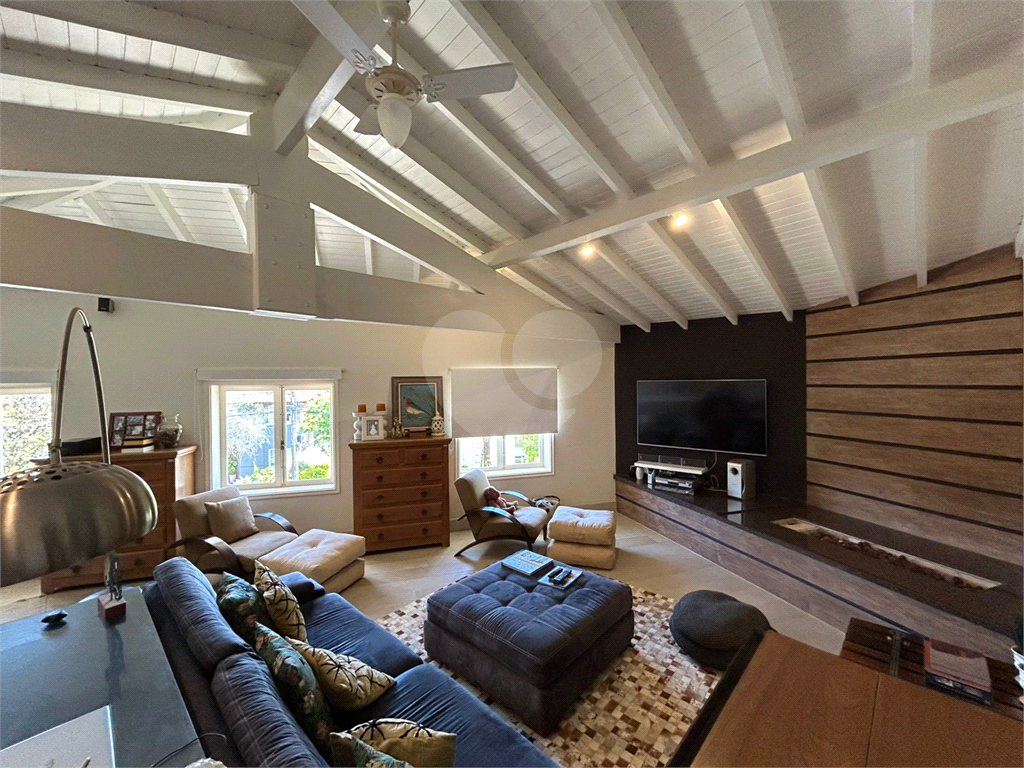 CASA DE ALTO PADRÃO À VENDA – CONDOMÍNIO RESERVA COLONIAL, VALINHOS/SP
Residência Exclusiva com 521 m² de Construção em Terreno de 686 m²
4 suítes | 7 banheiros | Piscina | Sauna | Área gourmet | Clube completo