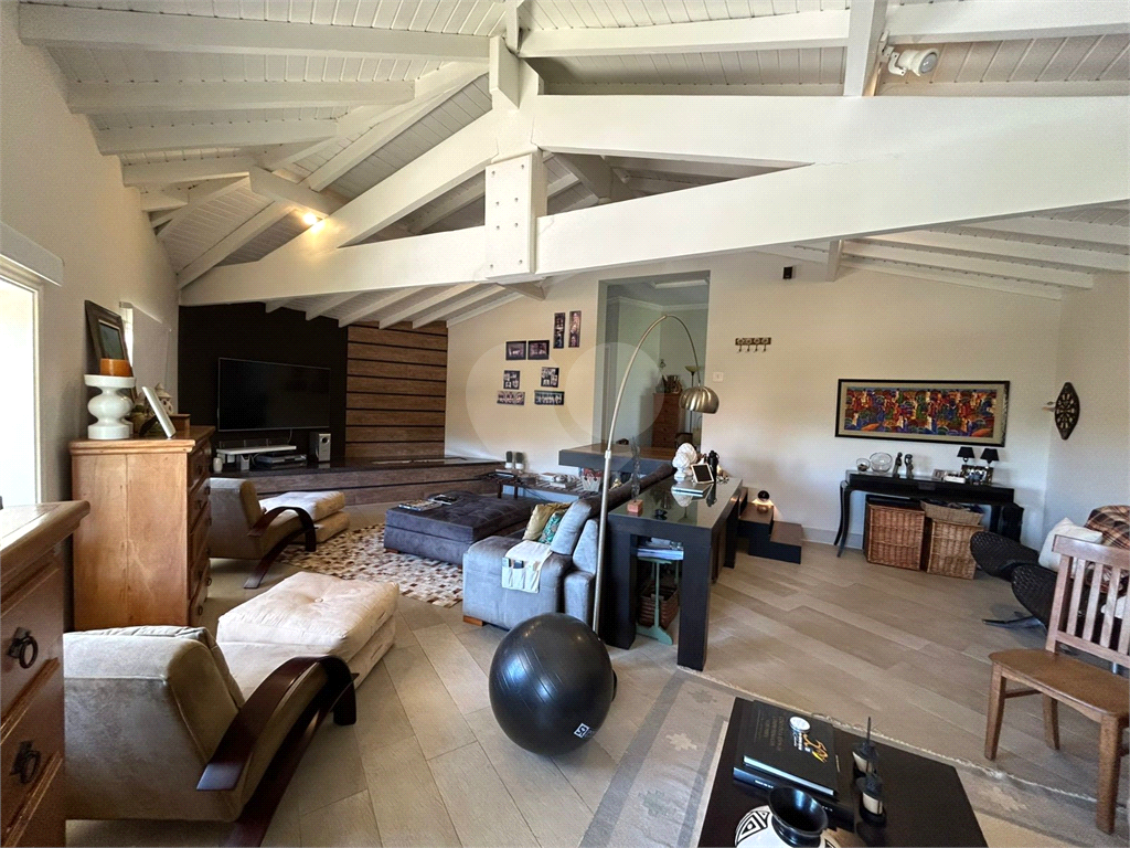 CASA DE ALTO PADRÃO À VENDA – CONDOMÍNIO RESERVA COLONIAL, VALINHOS/SP
Residência Exclusiva com 521 m² de Construção em Terreno de 686 m²
4 suítes | 7 banheiros | Piscina | Sauna | Área gourmet | Clube completo