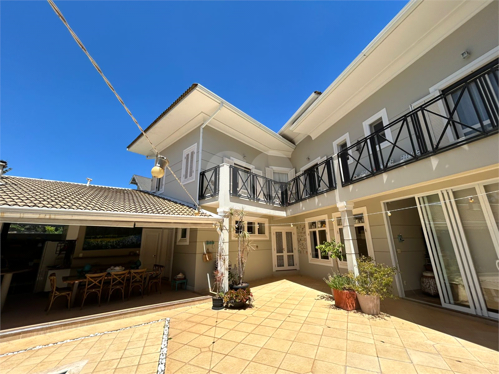 CASA DE ALTO PADRÃO À VENDA – CONDOMÍNIO RESERVA COLONIAL, VALINHOS/SP
Residência Exclusiva com 521 m² de Construção em Terreno de 686 m²
4 suítes | 7 banheiros | Piscina | Sauna | Área gourmet | Clube completo