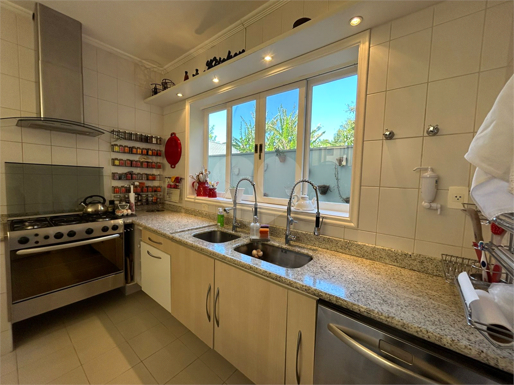 CASA DE ALTO PADRÃO À VENDA – CONDOMÍNIO RESERVA COLONIAL, VALINHOS/SP
Residência Exclusiva com 521 m² de Construção em Terreno de 686 m²
4 suítes | 7 banheiros | Piscina | Sauna | Área gourmet | Clube completo