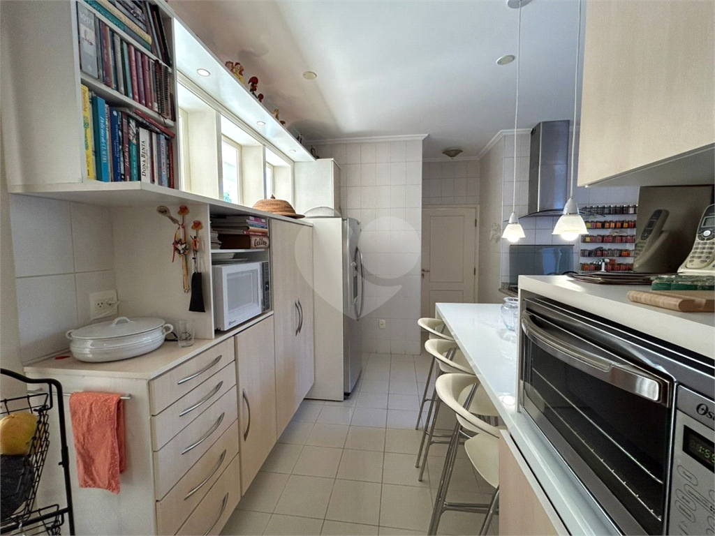 CASA DE ALTO PADRÃO À VENDA – CONDOMÍNIO RESERVA COLONIAL, VALINHOS/SP
Residência Exclusiva com 521 m² de Construção em Terreno de 686 m²
4 suítes | 7 banheiros | Piscina | Sauna | Área gourmet | Clube completo