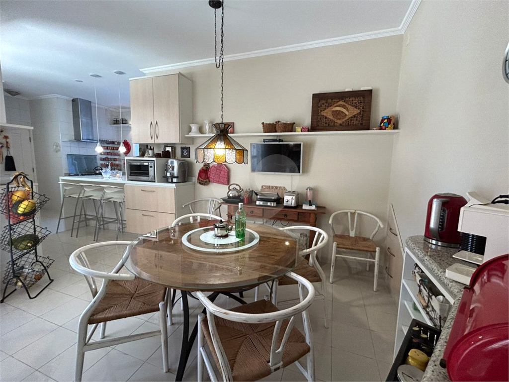 CASA DE ALTO PADRÃO À VENDA – CONDOMÍNIO RESERVA COLONIAL, VALINHOS/SP
Residência Exclusiva com 521 m² de Construção em Terreno de 686 m²
4 suítes | 7 banheiros | Piscina | Sauna | Área gourmet | Clube completo