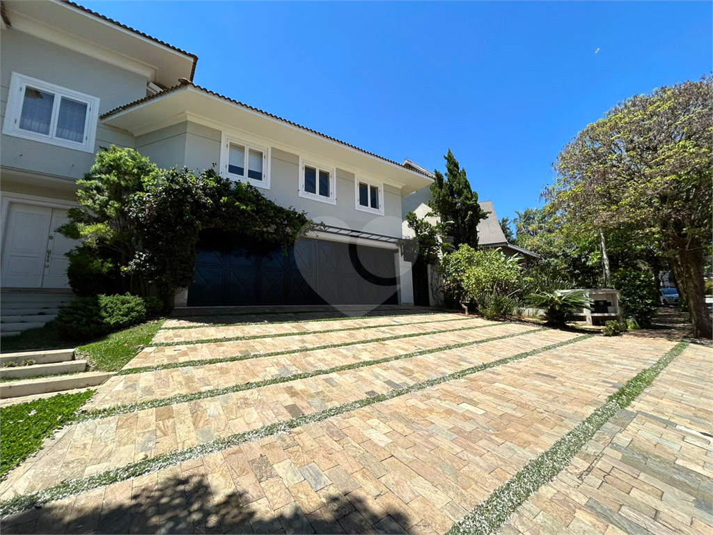 CASA DE ALTO PADRÃO À VENDA – CONDOMÍNIO RESERVA COLONIAL, VALINHOS/SP
Residência Exclusiva com 521 m² de Construção em Terreno de 686 m²
4 suítes | 7 banheiros | Piscina | Sauna | Área gourmet | Clube completo