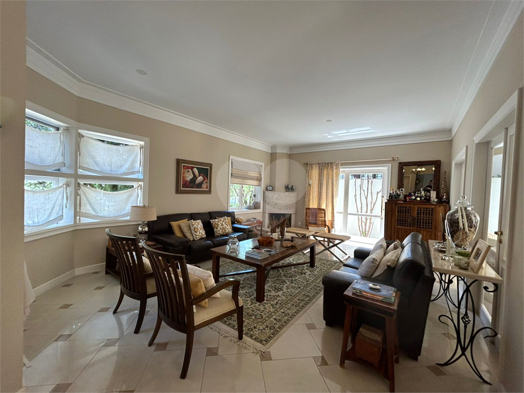 CASA DE ALTO PADRÃO À VENDA – CONDOMÍNIO RESERVA COLONIAL, VALINHOS/SP
Residência Exclusiva com 521 m² de Construção em Terreno de 686 m²
4 suítes | 7 banheiros | Piscina | Sauna | Área gourmet | Clube completo