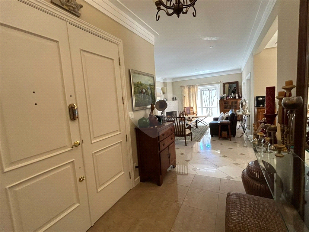 CASA DE ALTO PADRÃO À VENDA – CONDOMÍNIO RESERVA COLONIAL, VALINHOS/SP
Residência Exclusiva com 521 m² de Construção em Terreno de 686 m²
4 suítes | 7 banheiros | Piscina | Sauna | Área gourmet | Clube completo