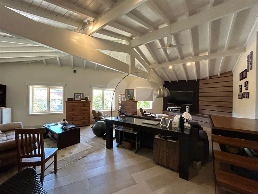 CASA DE ALTO PADRÃO À VENDA – CONDOMÍNIO RESERVA COLONIAL, VALINHOS/SP
Residência Exclusiva com 521 m² de Construção em Terreno de 686 m²
4 suítes | 7 banheiros | Piscina | Sauna | Área gourmet | Clube completo