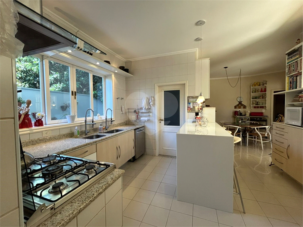 CASA DE ALTO PADRÃO À VENDA – CONDOMÍNIO RESERVA COLONIAL, VALINHOS/SP
Residência Exclusiva com 521 m² de Construção em Terreno de 686 m²
4 suítes | 7 banheiros | Piscina | Sauna | Área gourmet | Clube completo