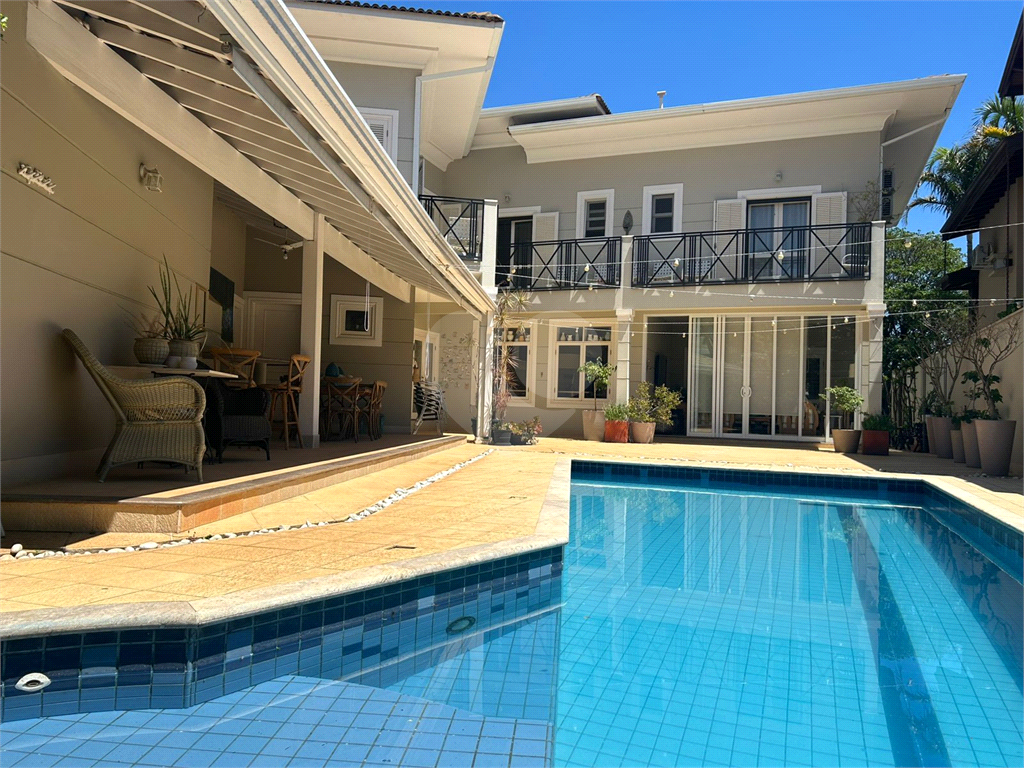 CASA DE ALTO PADRÃO À VENDA – CONDOMÍNIO RESERVA COLONIAL, VALINHOS/SP
Residência Exclusiva com 521 m² de Construção em Terreno de 686 m²
4 suítes | 7 banheiros | Piscina | Sauna | Área gourmet | Clube completo