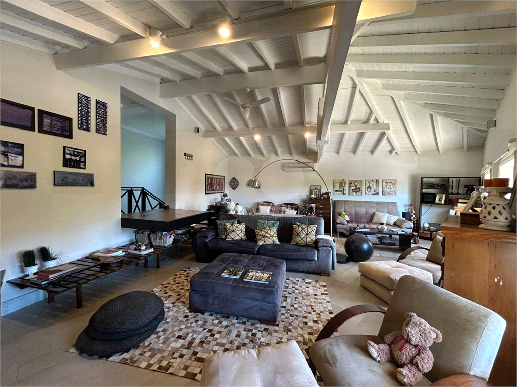 CASA DE ALTO PADRÃO À VENDA – CONDOMÍNIO RESERVA COLONIAL, VALINHOS/SP
Residência Exclusiva com 521 m² de Construção em Terreno de 686 m²
4 suítes | 7 banheiros | Piscina | Sauna | Área gourmet | Clube completo