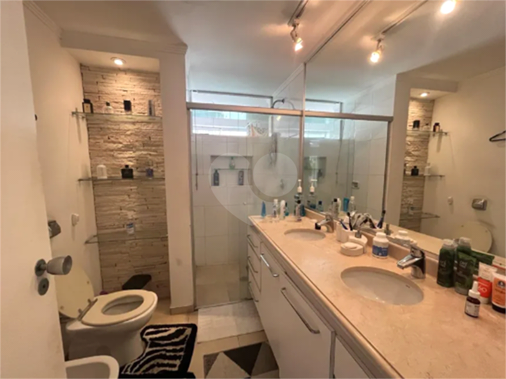 Apartamento reformado com varanda e localização privilegiada no Jardim América