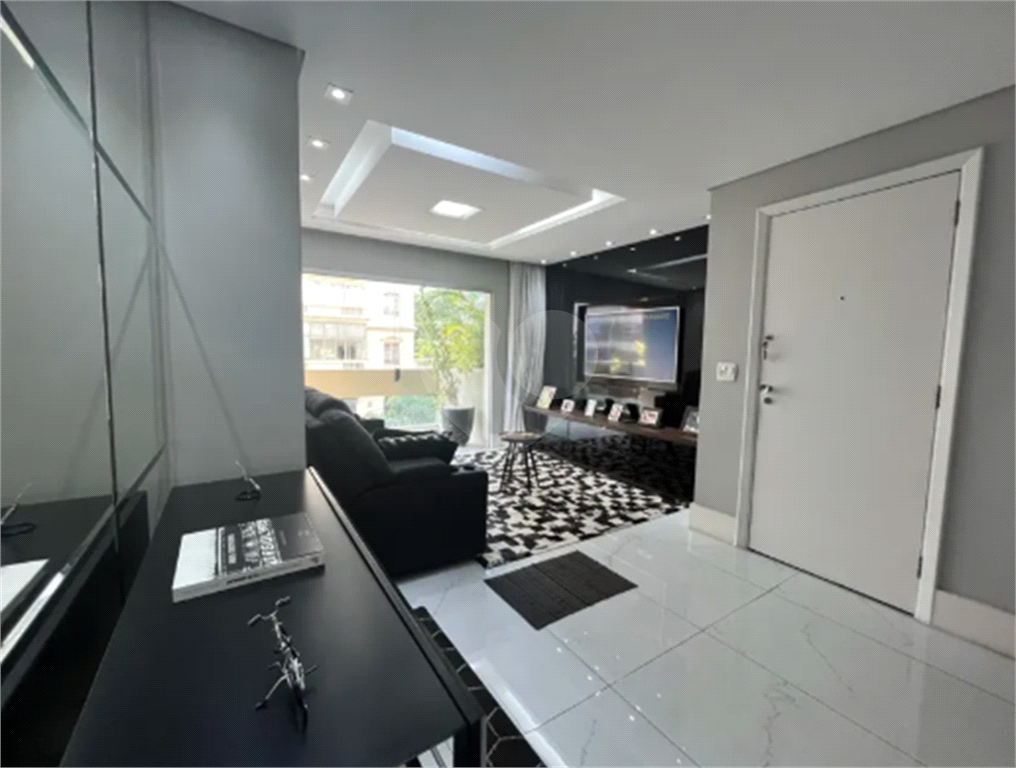 Apartamento reformado com varanda e localização privilegiada no Jardim América