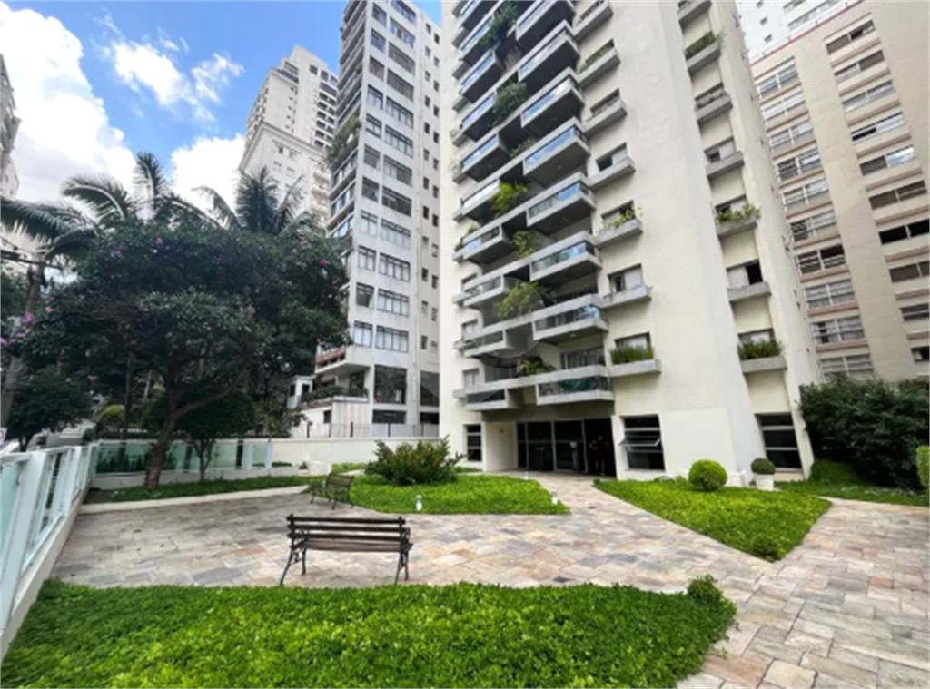 Apartamento reformado com varanda e localização privilegiada no Jardim América