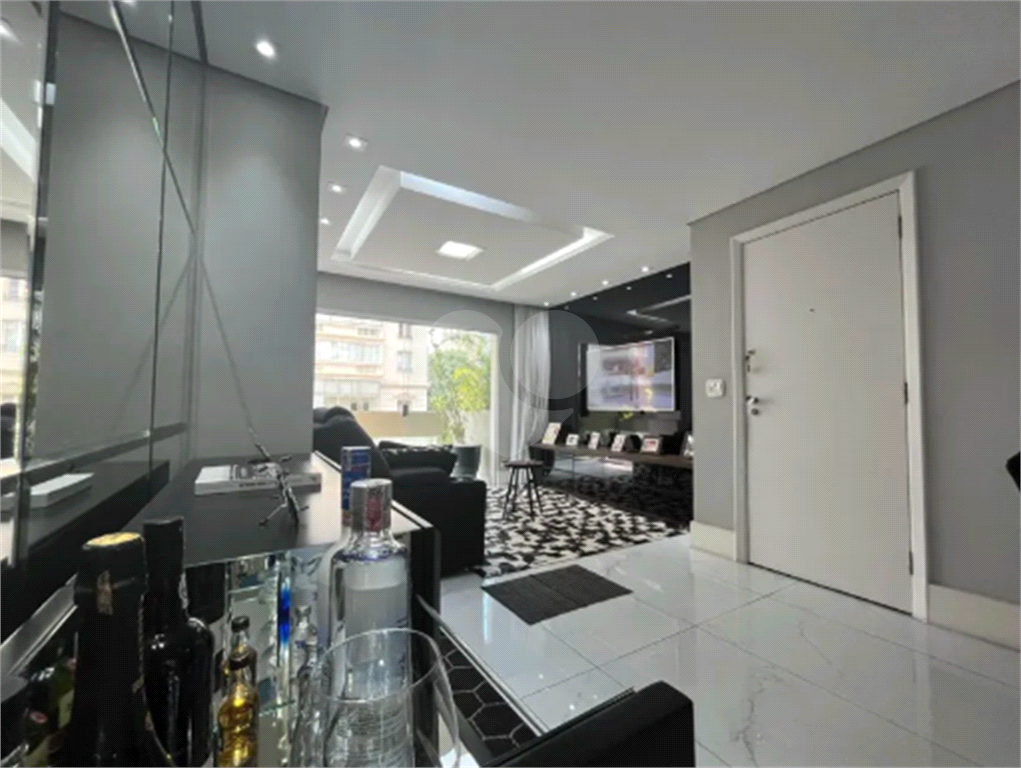 Apartamento reformado com varanda e localização privilegiada no Jardim América