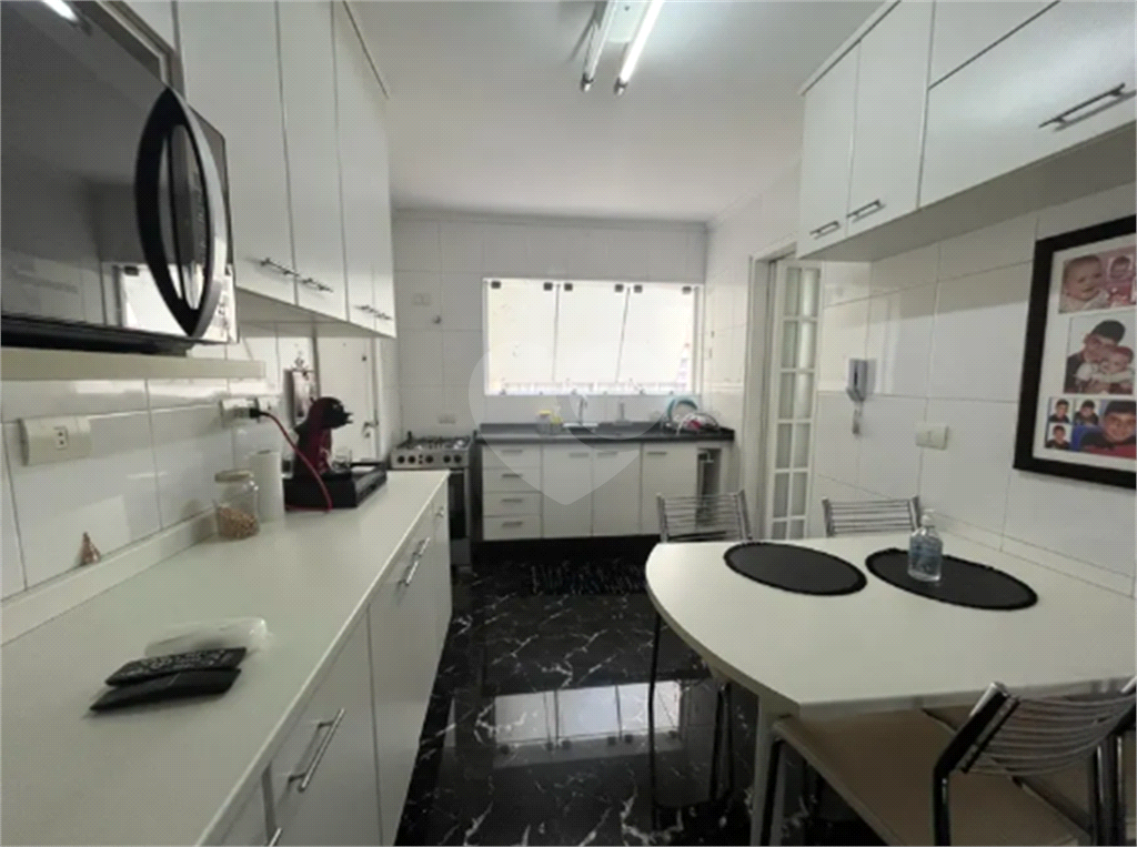 Apartamento reformado com varanda e localização privilegiada no Jardim América