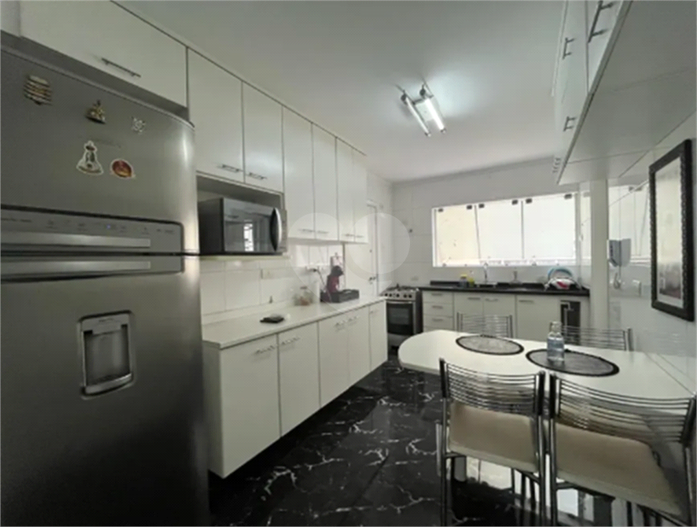 Apartamento reformado com varanda e localização privilegiada no Jardim América