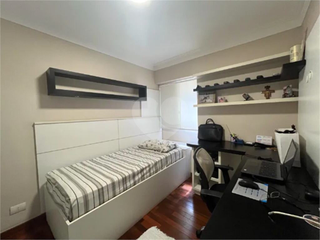 Apartamento reformado com varanda e localização privilegiada no Jardim América