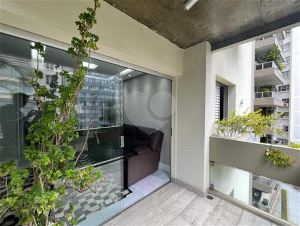 Apartamento reformado com varanda e localização privilegiada no Jardim América