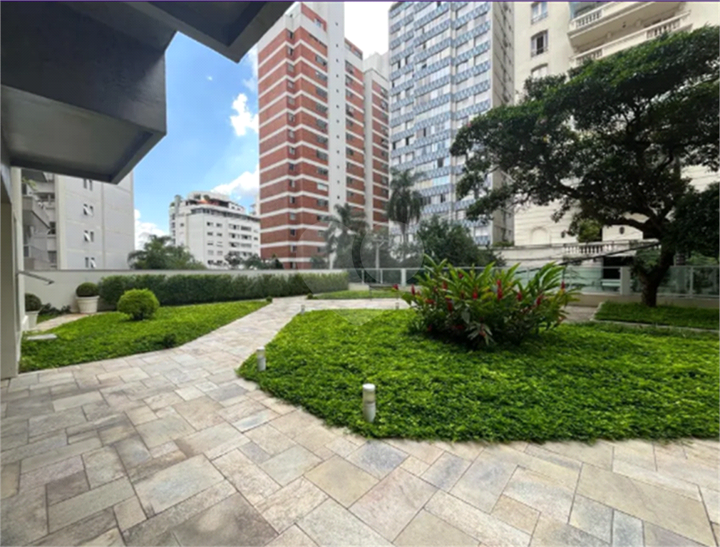 Apartamento reformado com varanda e localização privilegiada no Jardim América