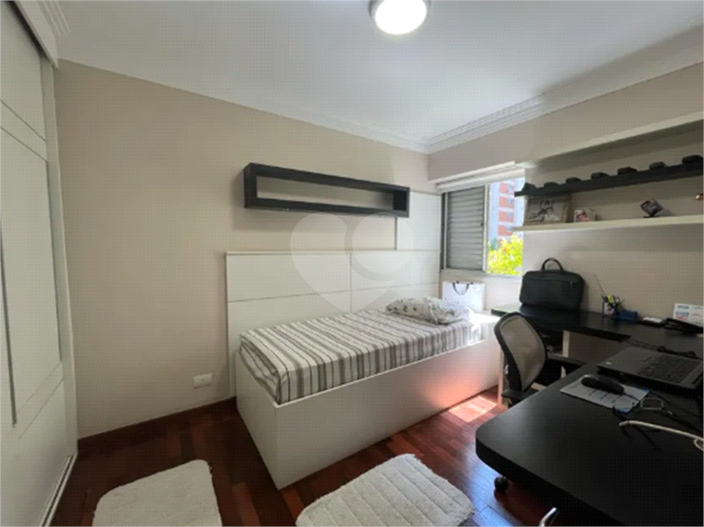 Apartamento reformado com varanda e localização privilegiada no Jardim América