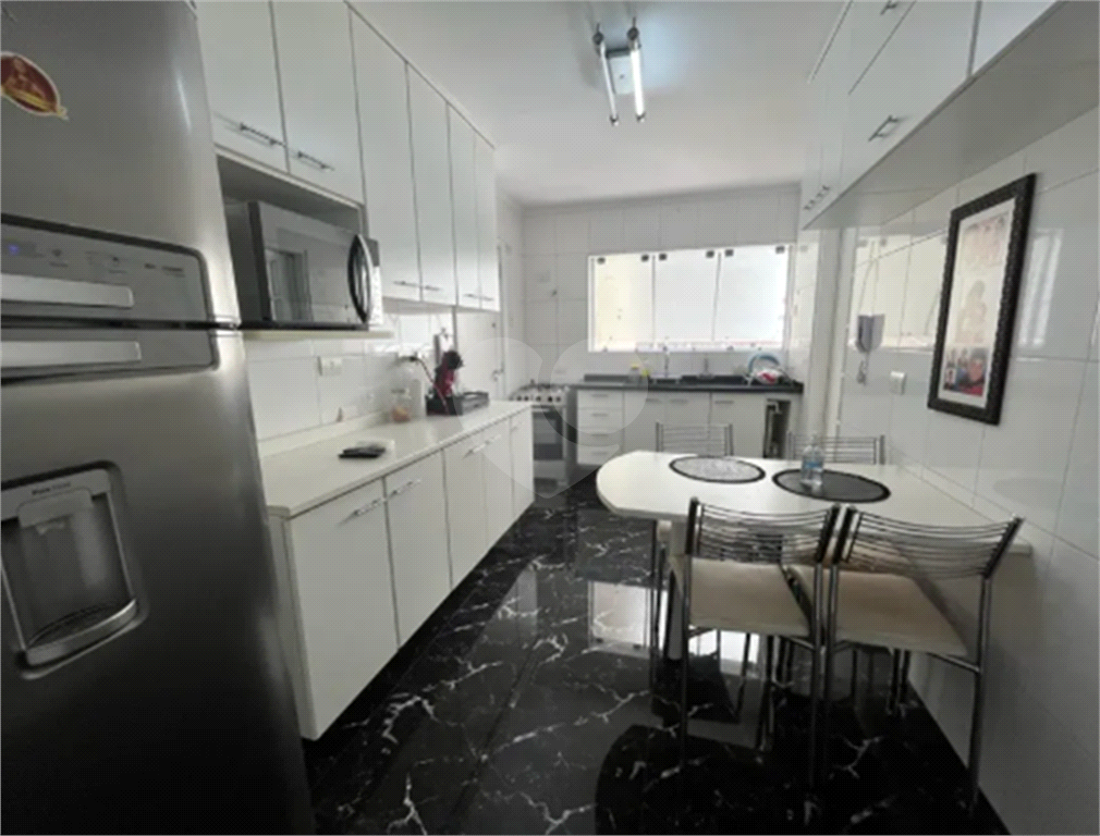 Apartamento reformado com varanda e localização privilegiada no Jardim América