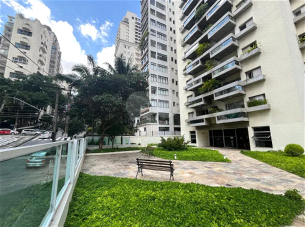 Apartamento reformado com varanda e localização privilegiada no Jardim América