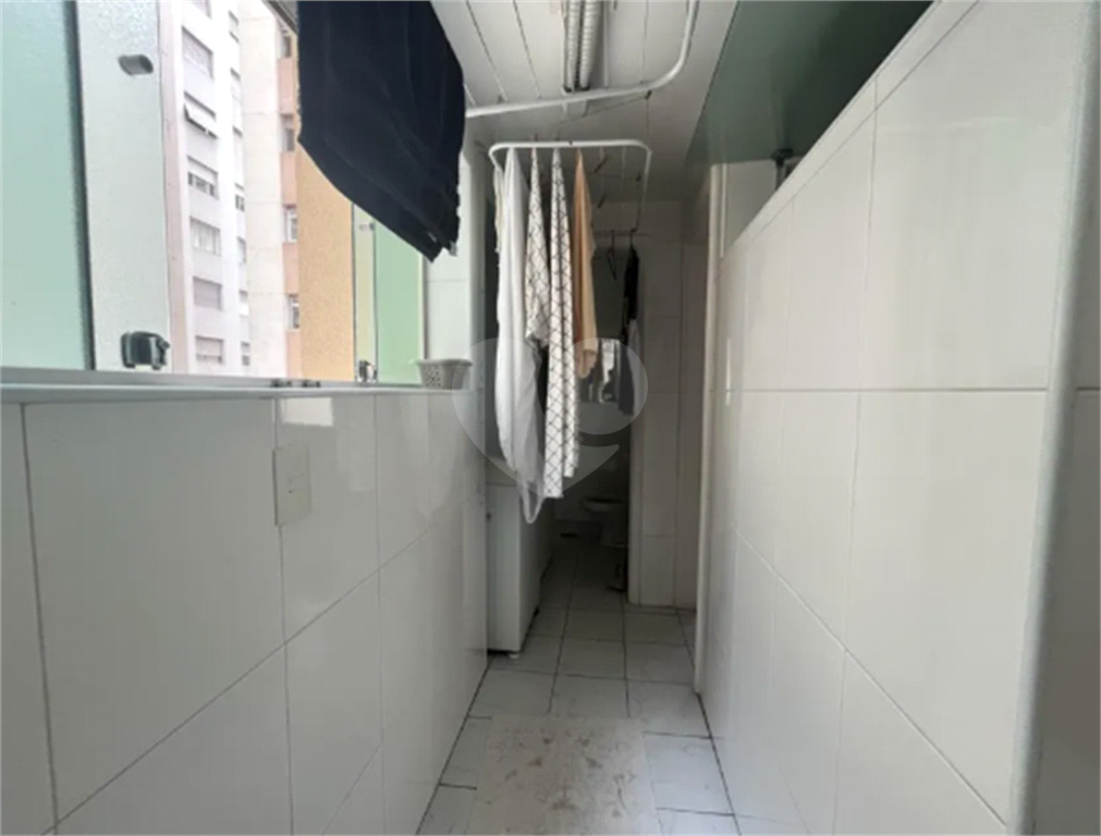 Apartamento reformado com varanda e localização privilegiada no Jardim América