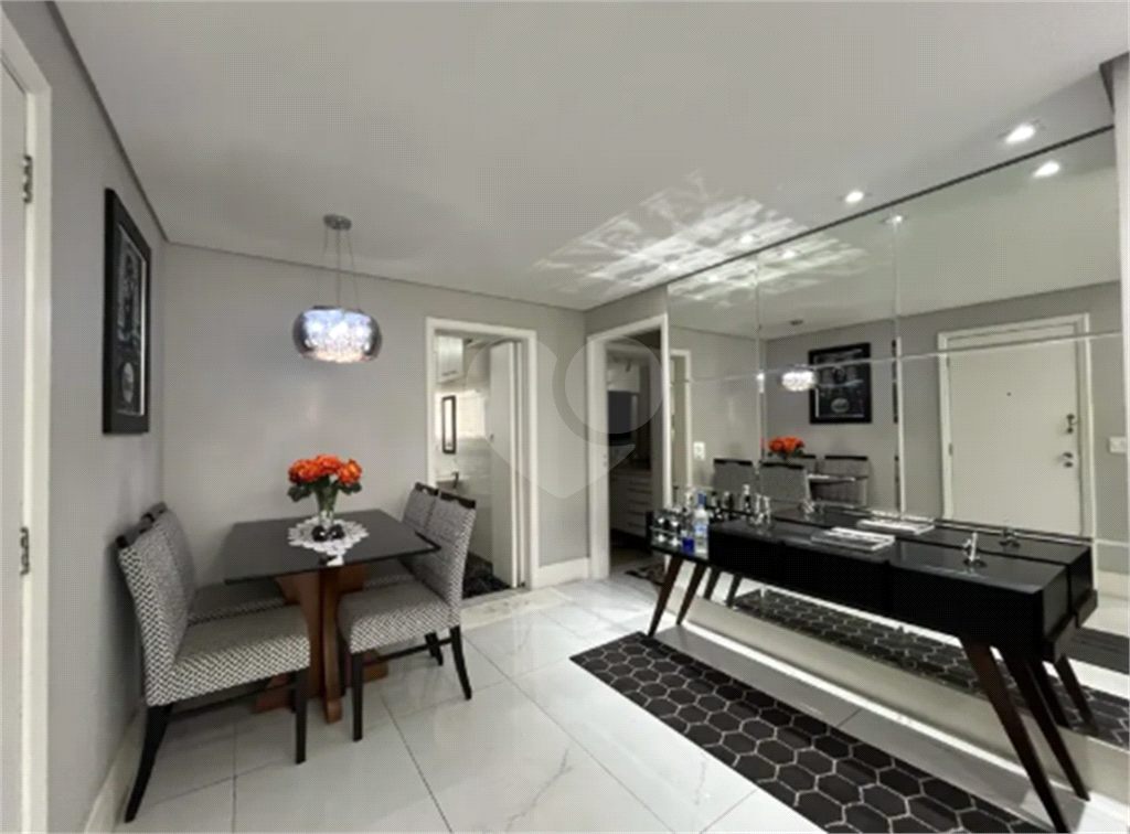 Apartamento reformado com varanda e localização privilegiada no Jardim América