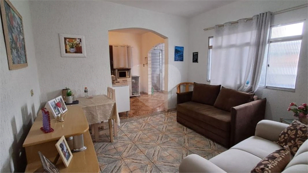 Sobrado à Venda | 430 m² | 2 dormitórios (1 suíte) | 3 edículas | 2 vagas na Vila Zatt!