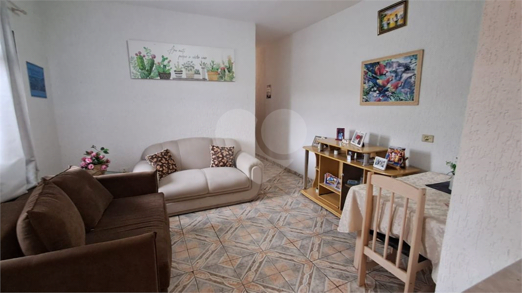 Sobrado à Venda | 430 m² | 2 dormitórios (1 suíte) | 3 edículas | 2 vagas na Vila Zatt!