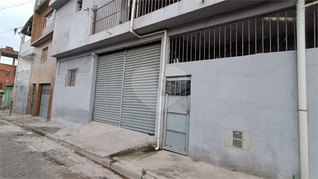 Sobrado à Venda | 430 m² | 2 dormitórios (1 suíte) | 3 edículas | 2 vagas na Vila Zatt!