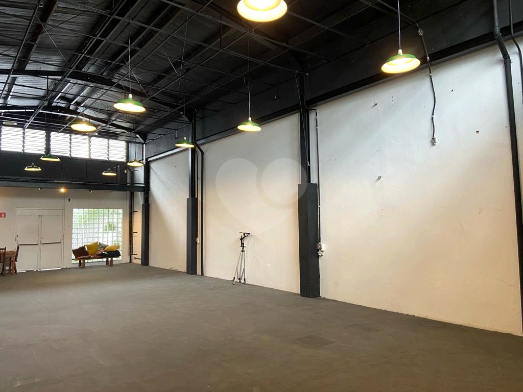 Casa de 252m² de 2 quartos com um galpão e casa conjuntos com 252m²  em PInheiros.